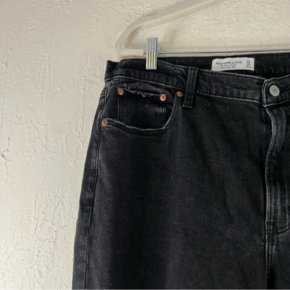 Abercrombie And Fitch Curve Ultra High Rise Ankle Straight Jeans in Black - Picture 6 of 13